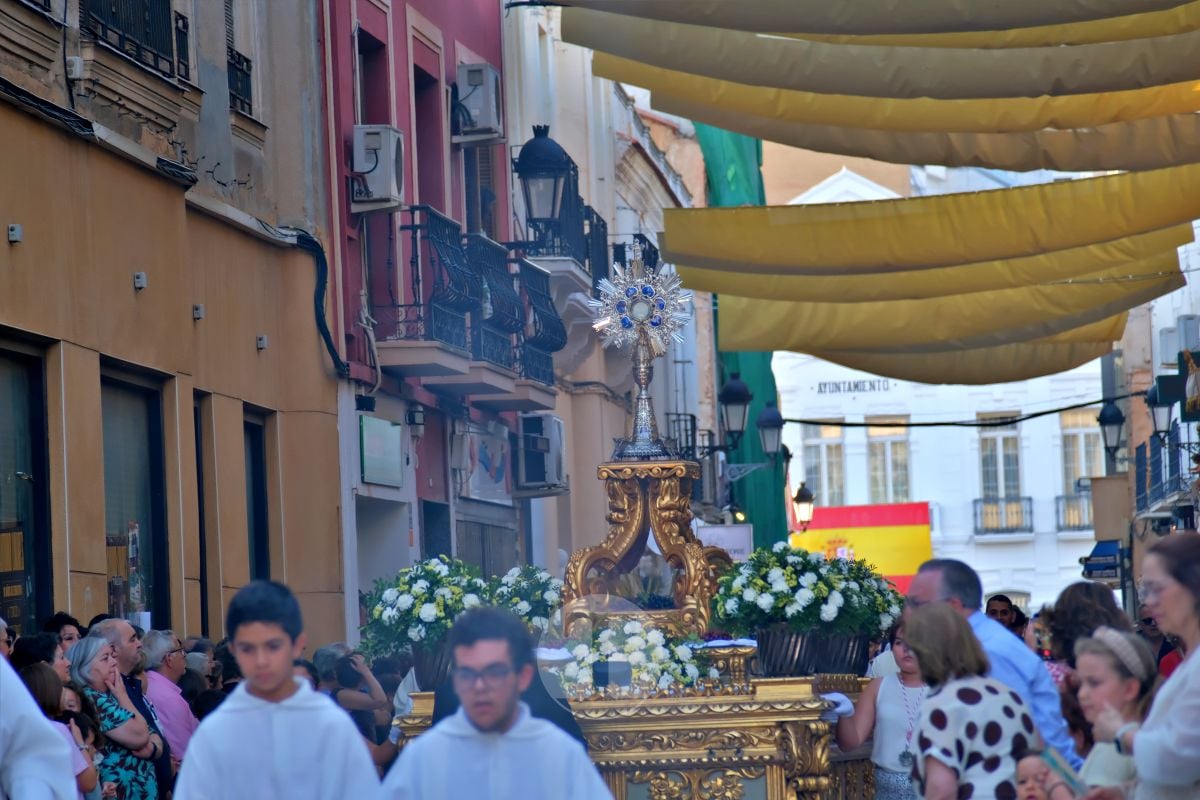 Tomelloso se vuelca con el Corpus Christi entre altares, alfombras y niños de Comunión