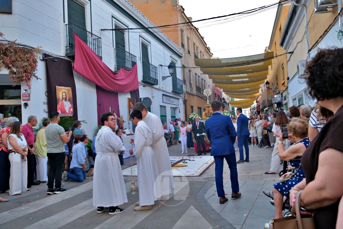 Tomelloso se vuelca con el Corpus Christi entre altares, alfombras y niños de Comunión