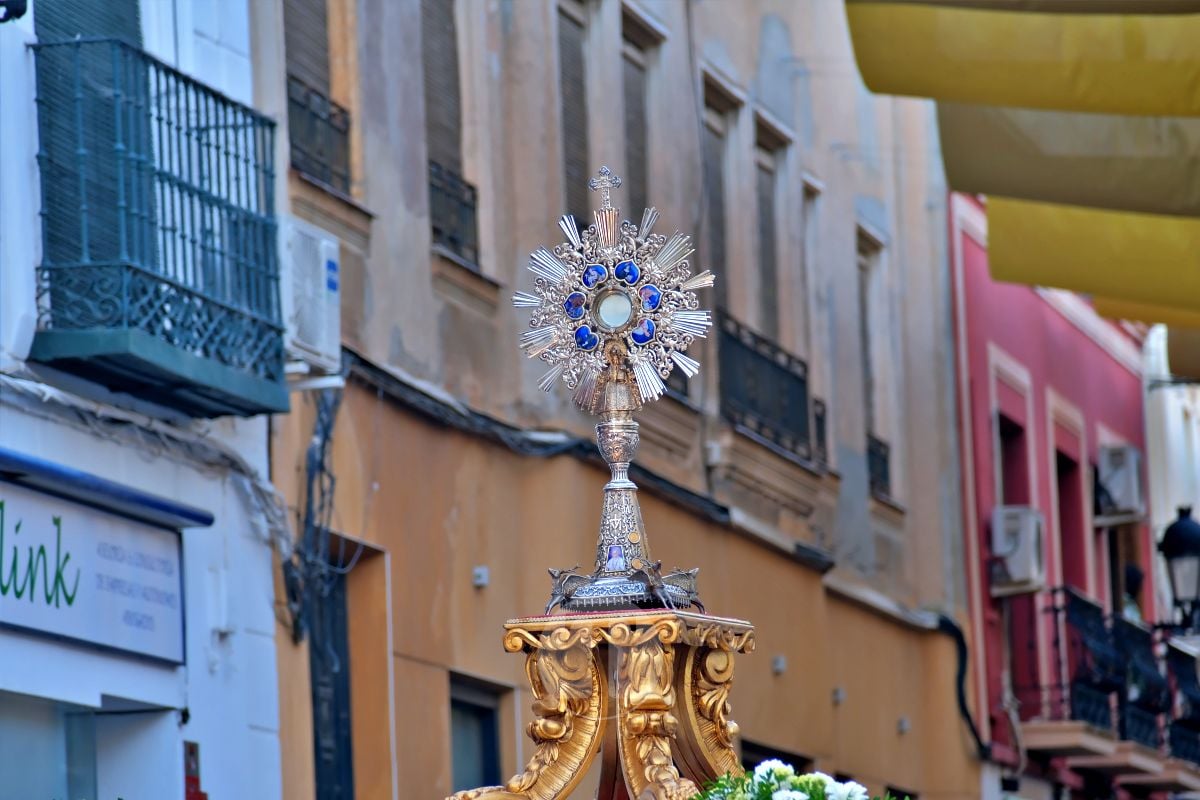 Tomelloso se vuelca con el Corpus Christi entre altares, alfombras y niños de Comunión