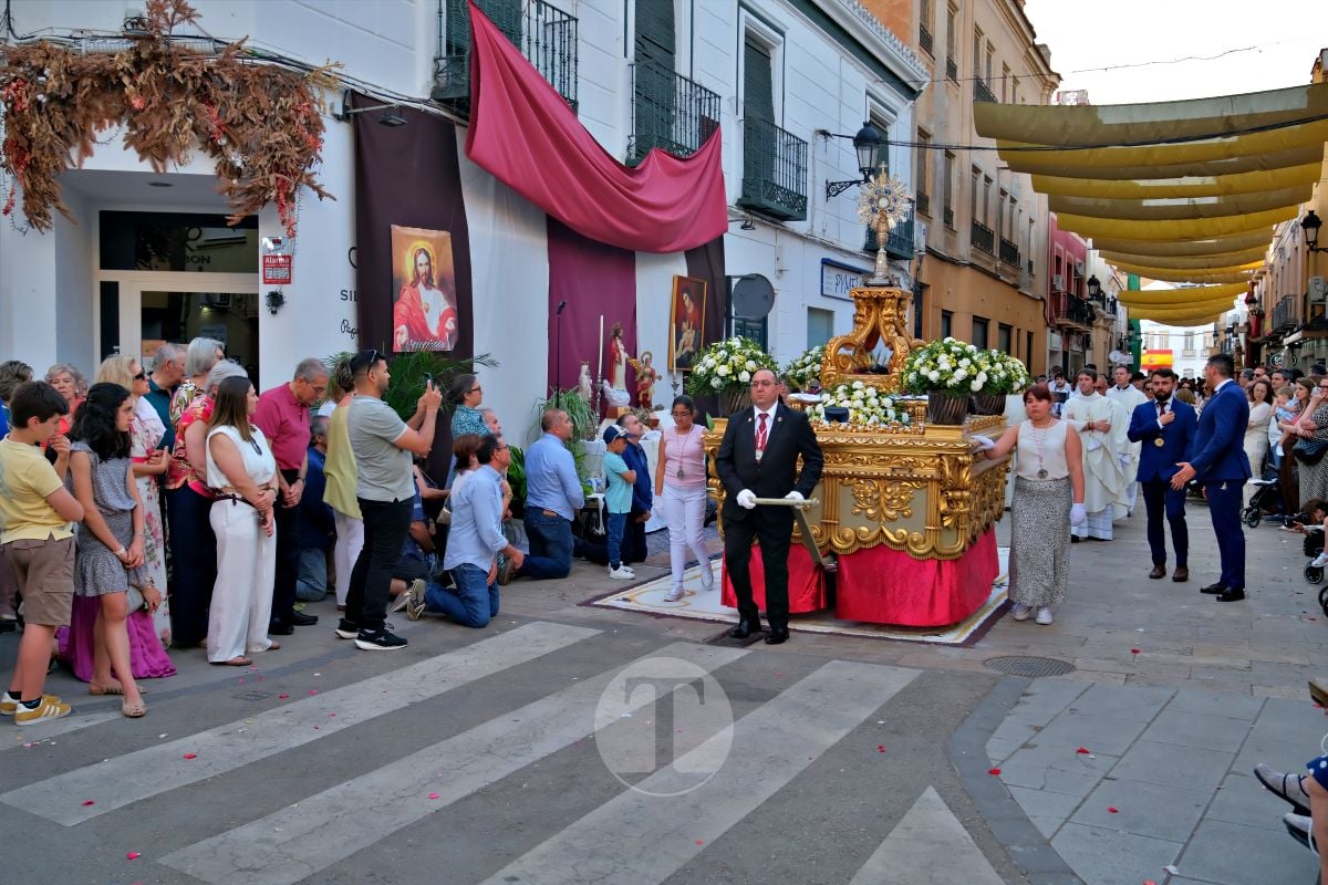 Tomelloso se vuelca con el Corpus Christi entre altares, alfombras y niños de Comunión