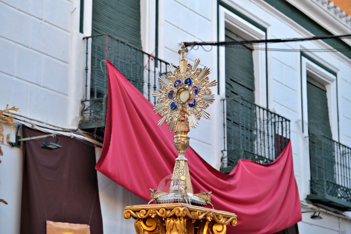 Tomelloso se vuelca con el Corpus Christi entre altares, alfombras y niños de Comunión