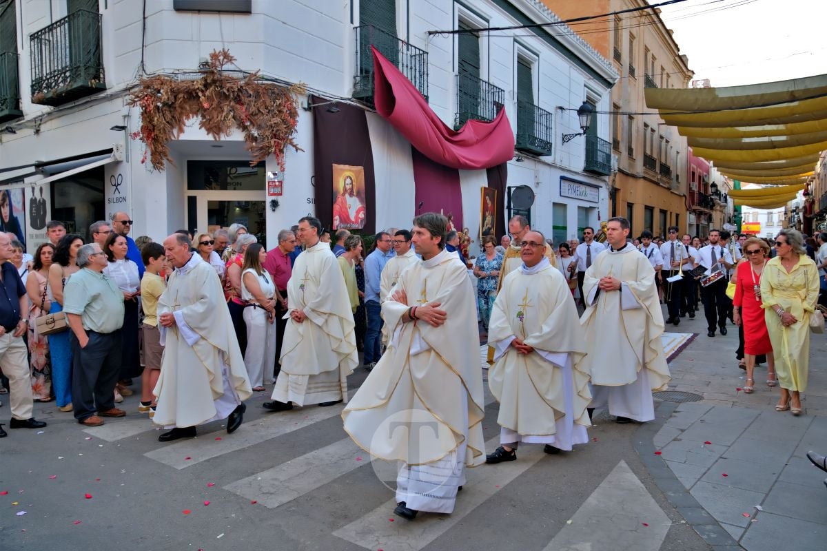 Tomelloso se vuelca con el Corpus Christi entre altares, alfombras y niños de Comunión