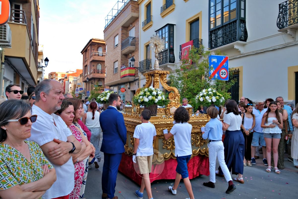 Tomelloso se vuelca con el Corpus Christi entre altares, alfombras y niños de Comunión