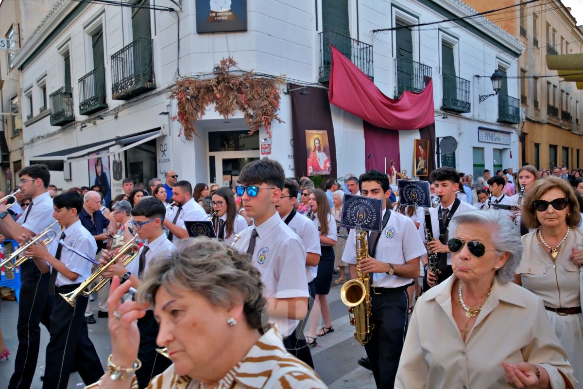 Tomelloso se vuelca con el Corpus Christi entre altares, alfombras y niños de Comunión