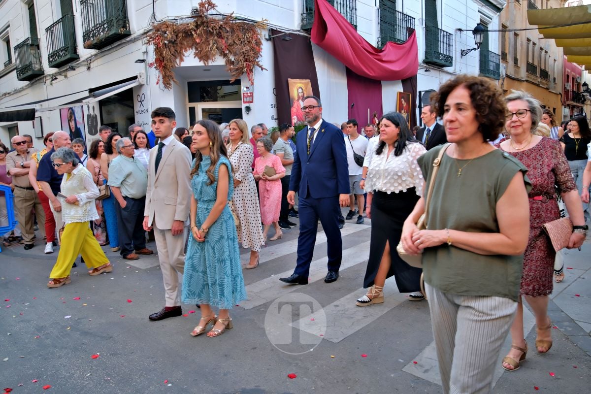 Tomelloso se vuelca con el Corpus Christi entre altares, alfombras y niños de Comunión