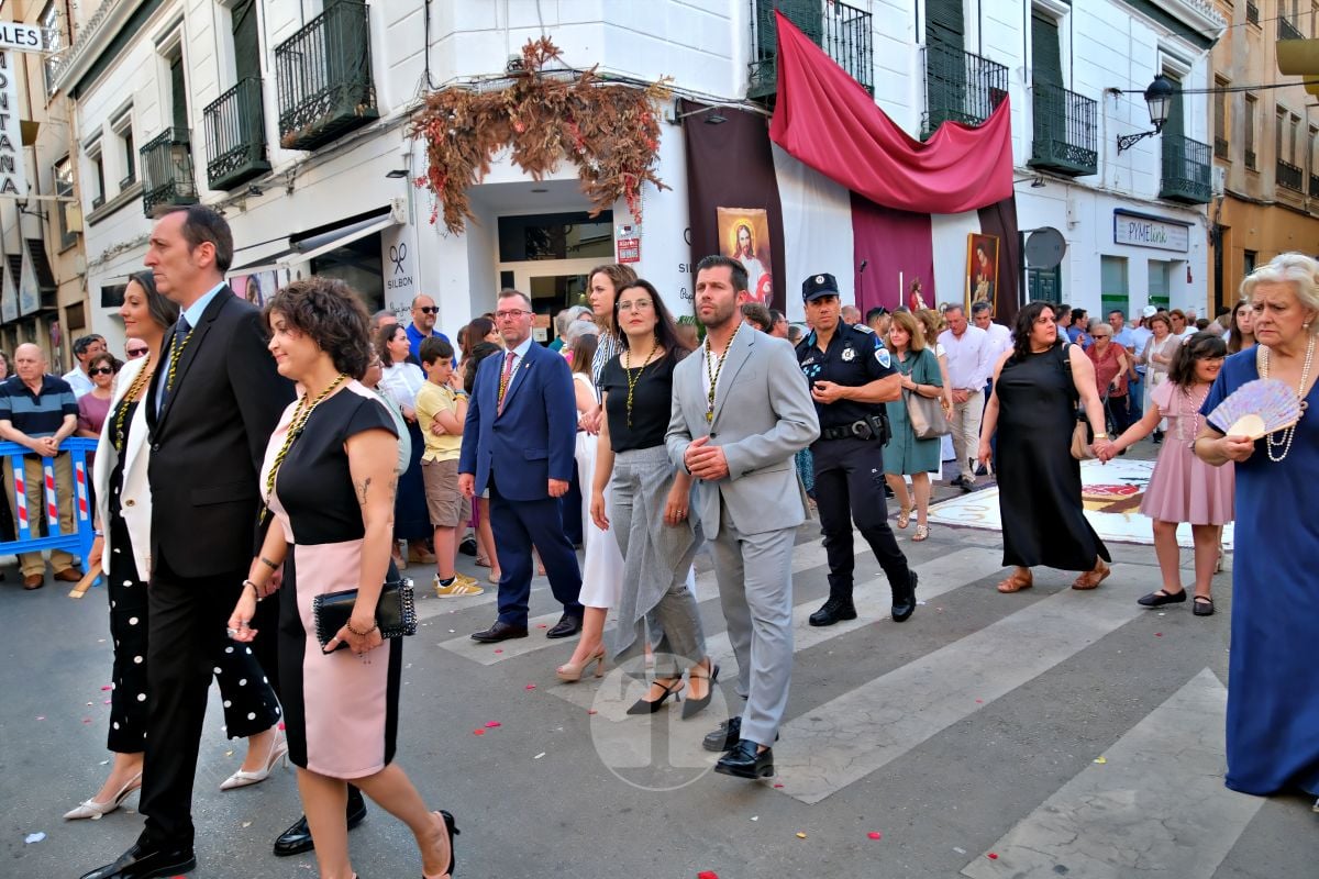 Tomelloso se vuelca con el Corpus Christi entre altares, alfombras y niños de Comunión