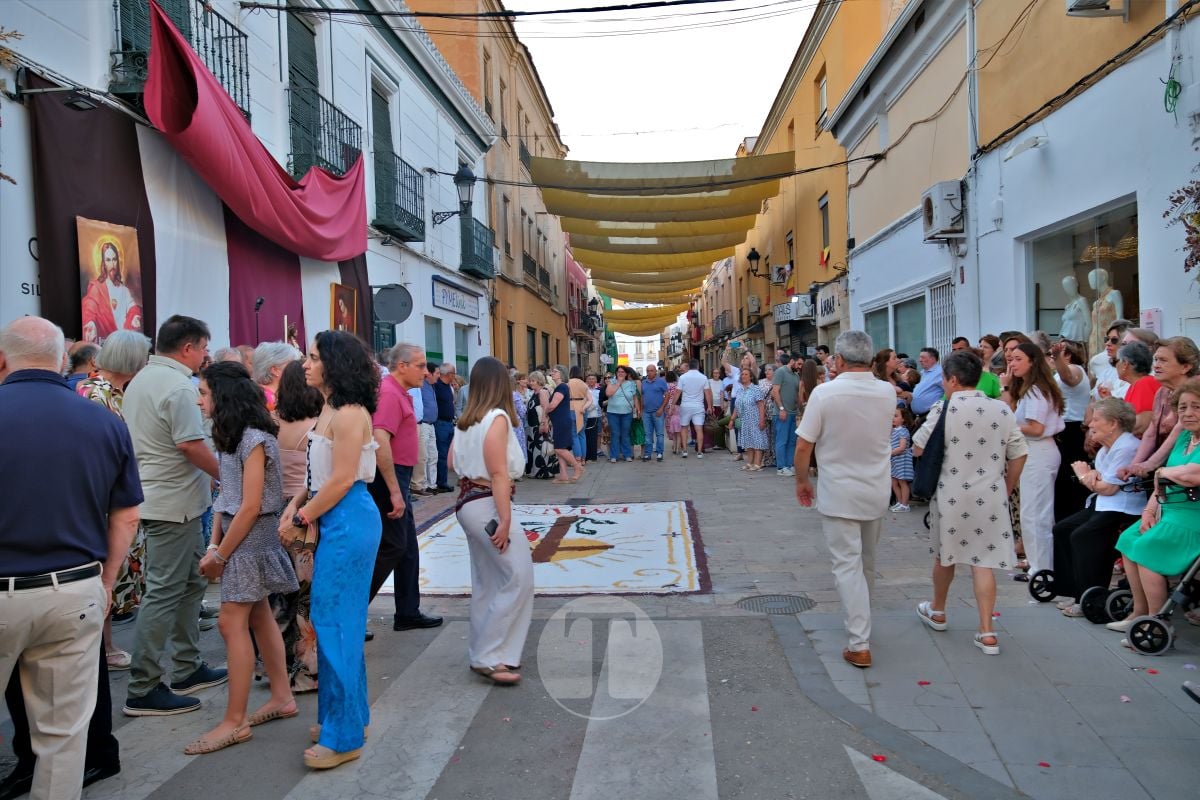 Tomelloso se vuelca con el Corpus Christi entre altares, alfombras y niños de Comunión