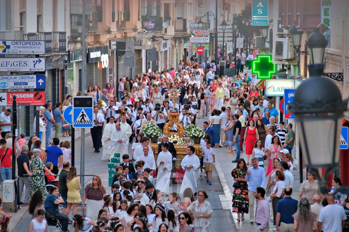 Tomelloso se vuelca con el Corpus Christi entre altares, alfombras y niños de Comunión