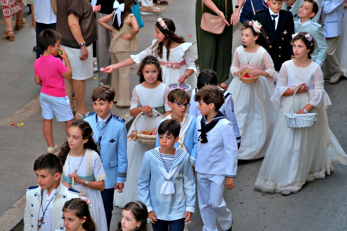 Tomelloso se vuelca con el Corpus Christi entre altares, alfombras y niños de Comunión