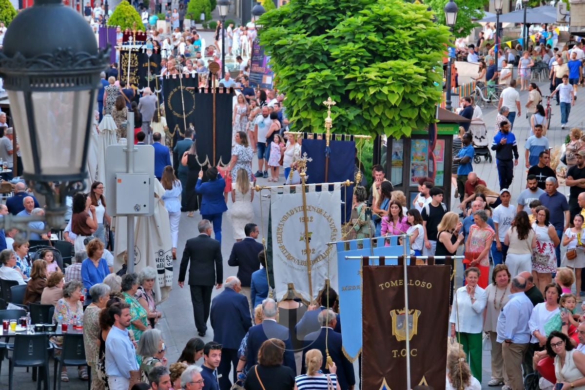 Tomelloso se vuelca con el Corpus Christi entre altares, alfombras y niños de Comunión