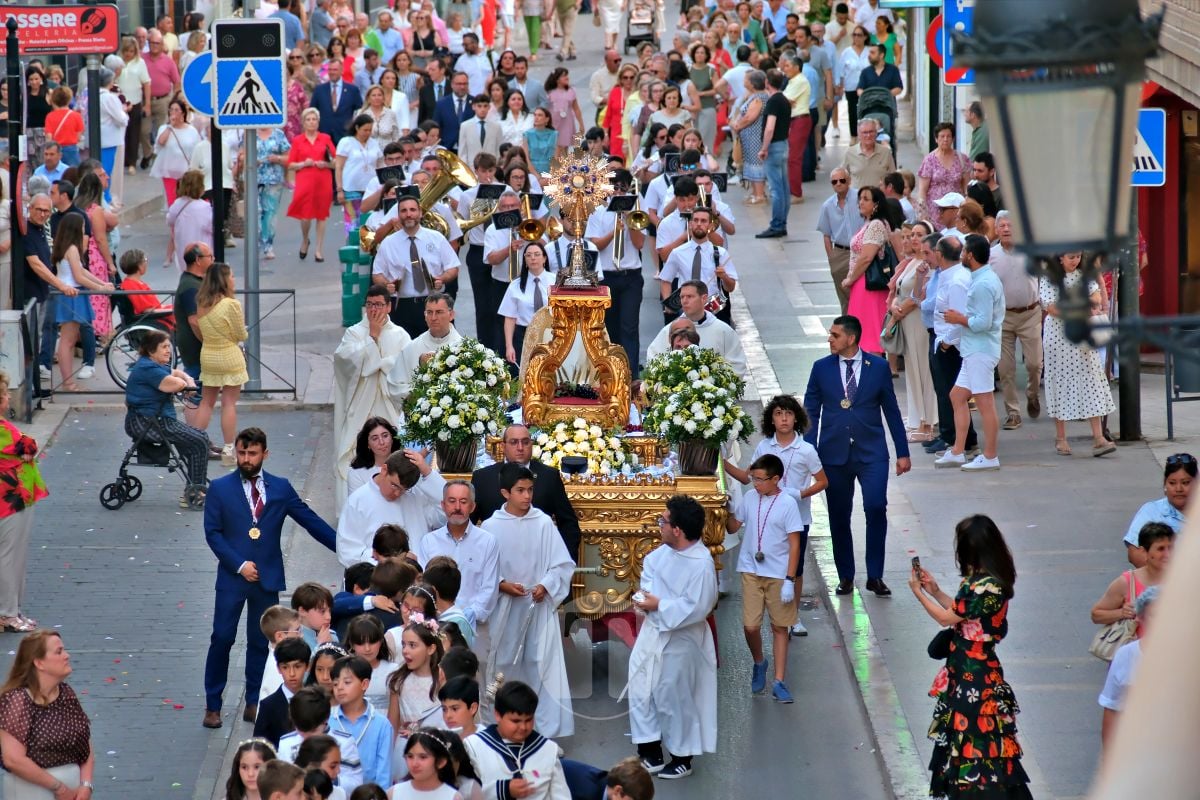 Tomelloso se vuelca con el Corpus Christi entre altares, alfombras y niños de Comunión