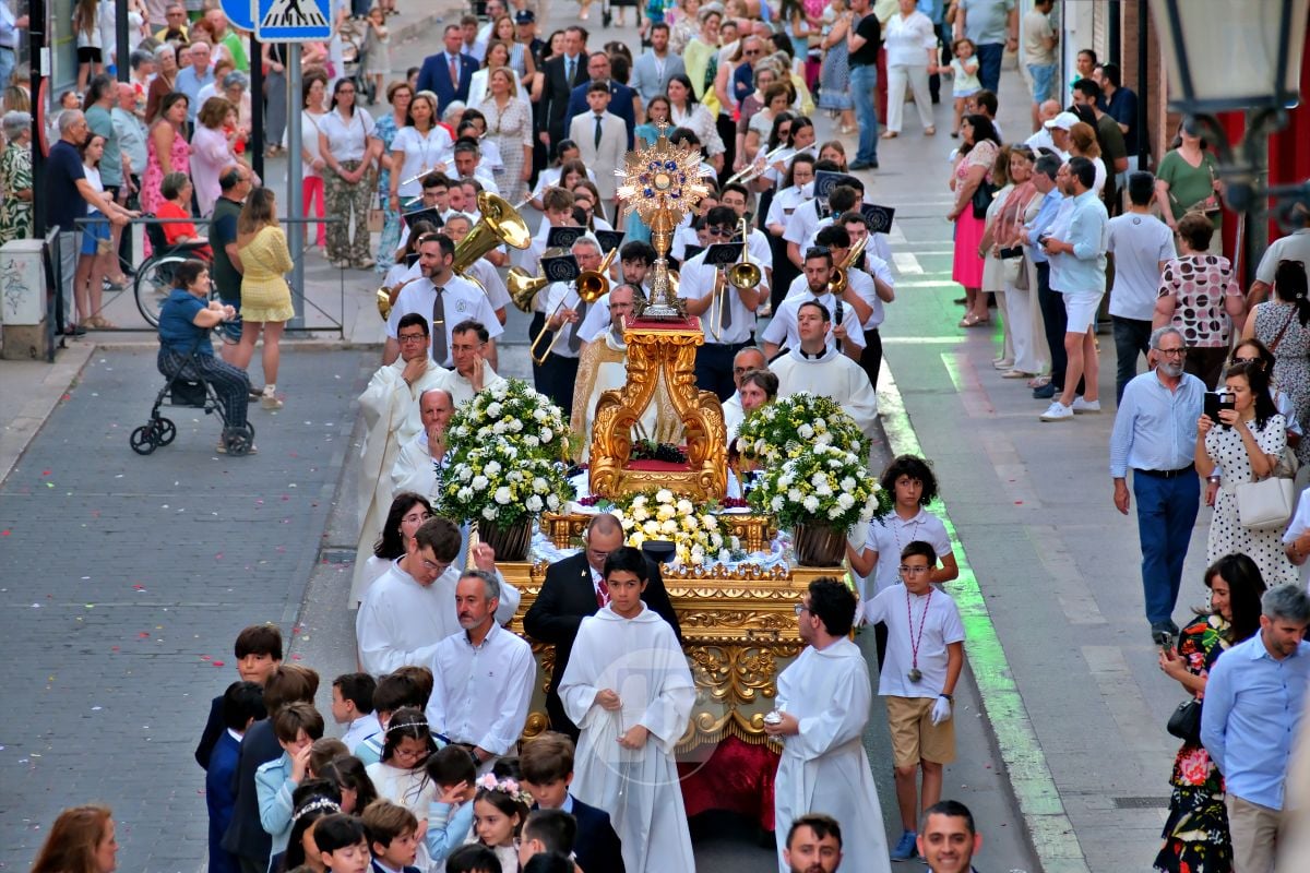 Tomelloso se vuelca con el Corpus Christi entre altares, alfombras y niños de Comunión
