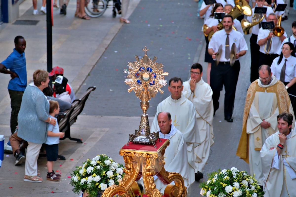 Tomelloso se vuelca con el Corpus Christi entre altares, alfombras y niños de Comunión