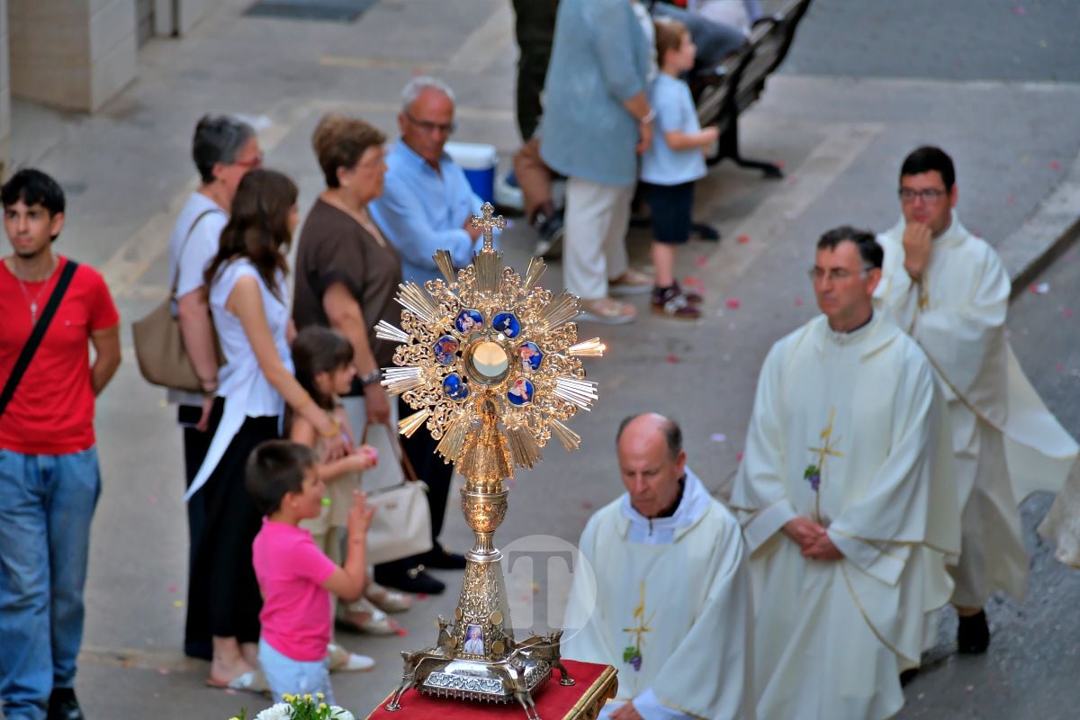 Tomelloso se vuelca con el Corpus Christi entre altares, alfombras y niños de Comunión
