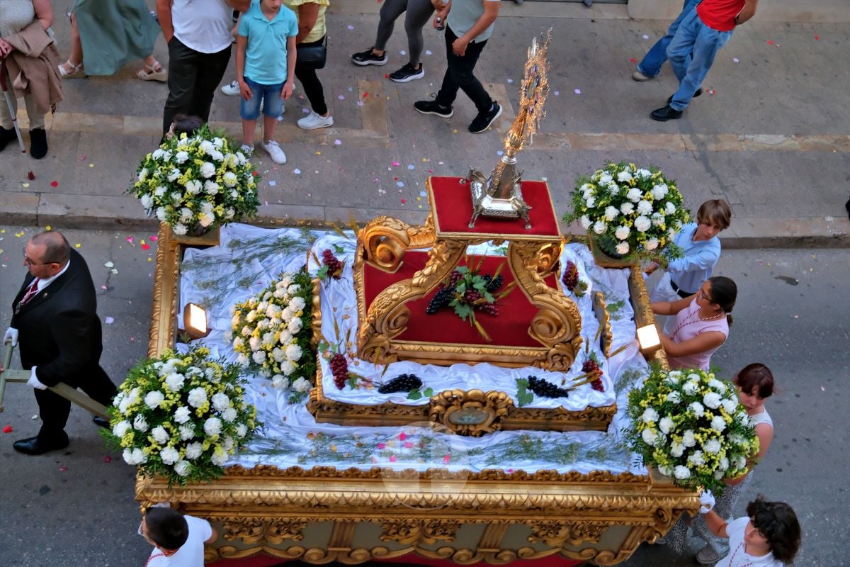 Tomelloso se vuelca con el Corpus Christi entre altares, alfombras y niños de Comunión