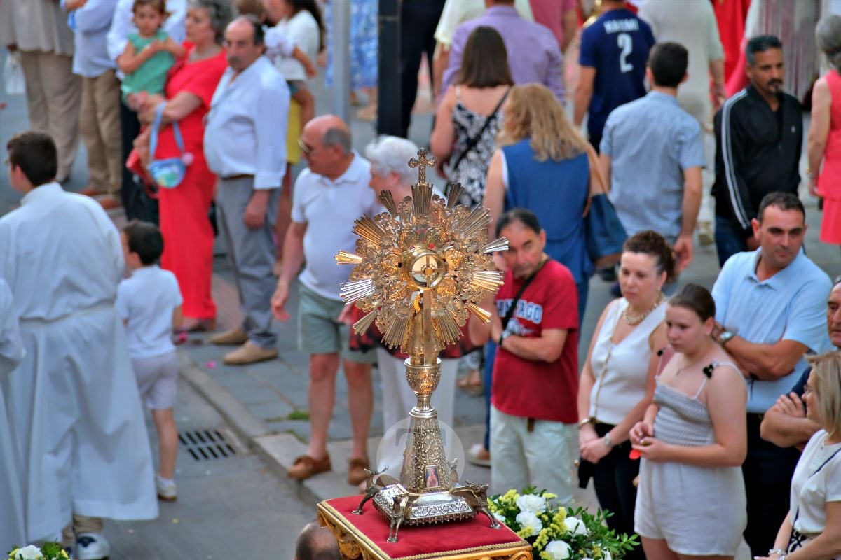 Tomelloso se vuelca con el Corpus Christi entre altares, alfombras y niños de Comunión