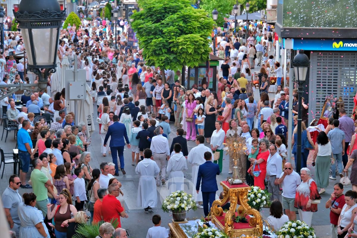 Tomelloso se vuelca con el Corpus Christi entre altares, alfombras y niños de Comunión