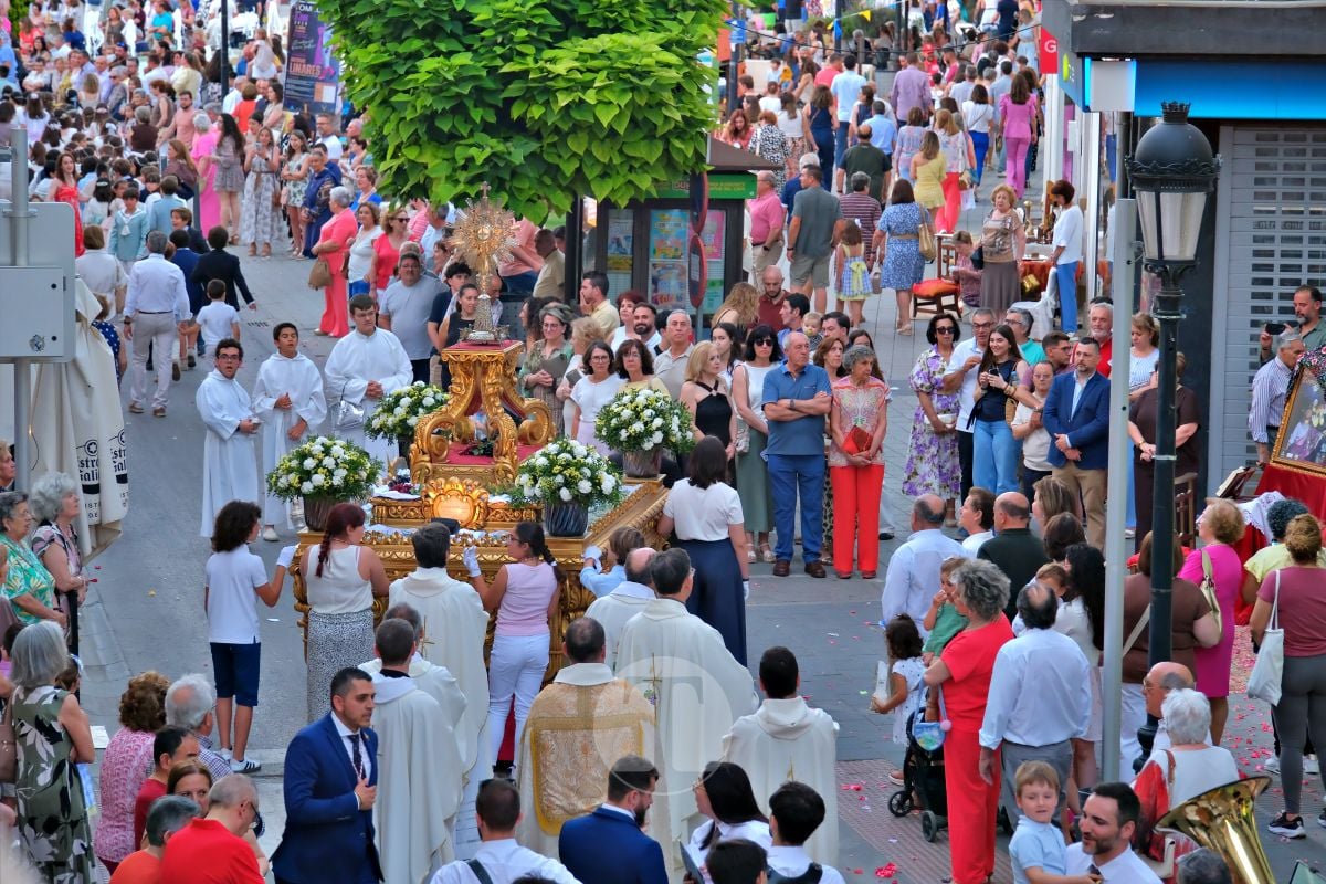 Tomelloso se vuelca con el Corpus Christi entre altares, alfombras y niños de Comunión