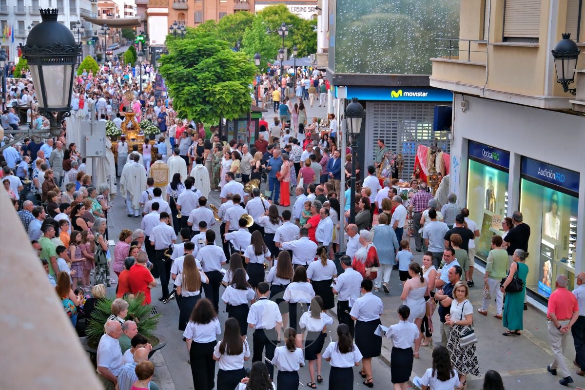 Tomelloso se vuelca con el Corpus Christi entre altares, alfombras y niños de Comunión