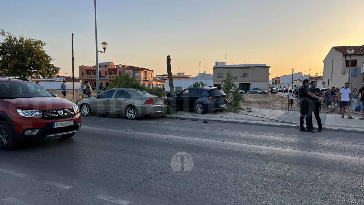 Un vehículo se empotra contra un árbol tras un accidente en la Avenida Juan Carlos I de Tomelloso