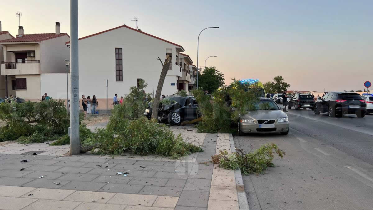 Un vehículo se empotra contra un árbol tras un accidente en la Avenida Juan Carlos I de Tomelloso