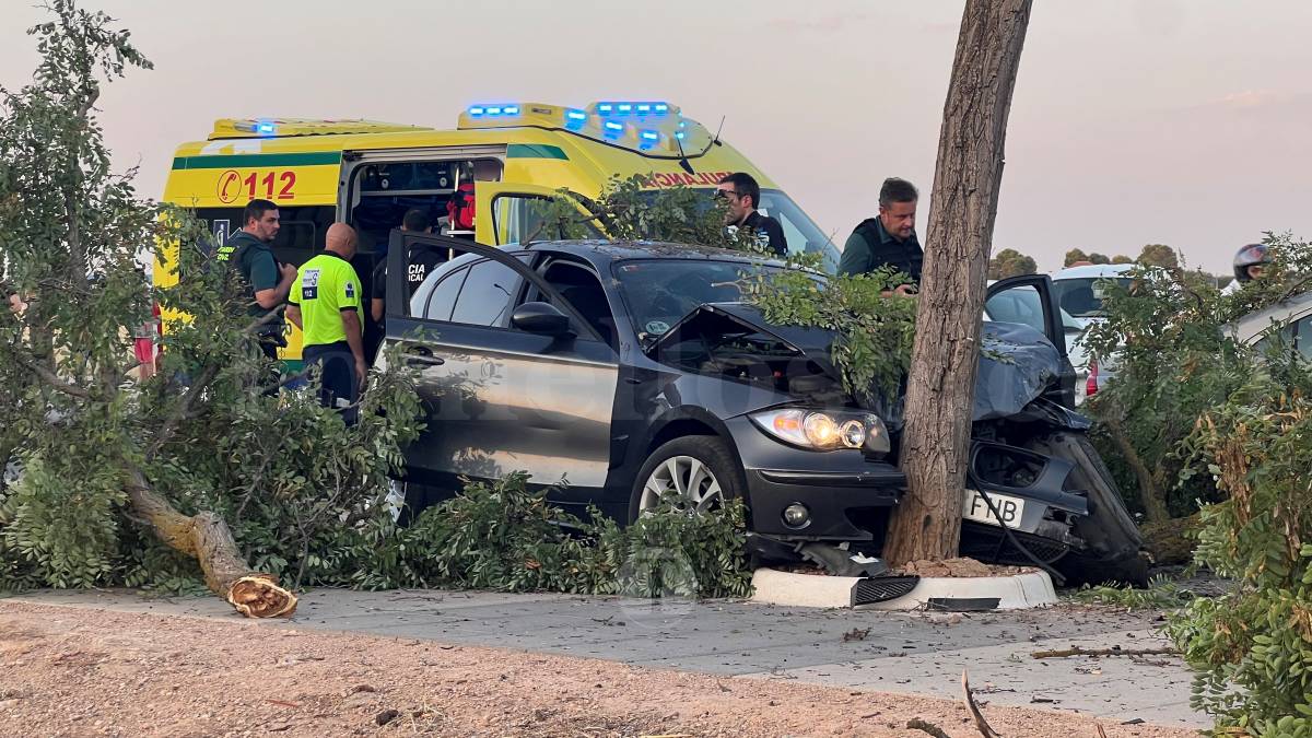 Un vehículo se empotra contra un árbol tras un accidente en la Avenida Juan Carlos I de Tomelloso