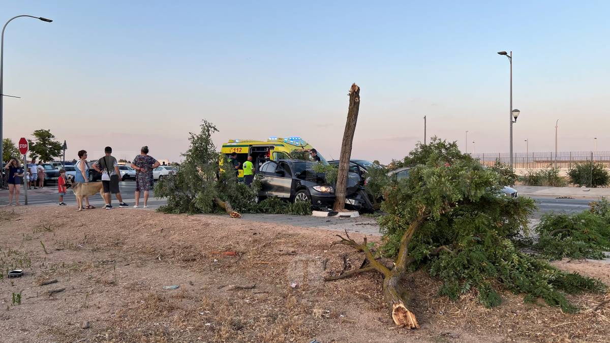 Un vehículo se empotra contra un árbol tras un accidente en la Avenida Juan Carlos I de Tomelloso