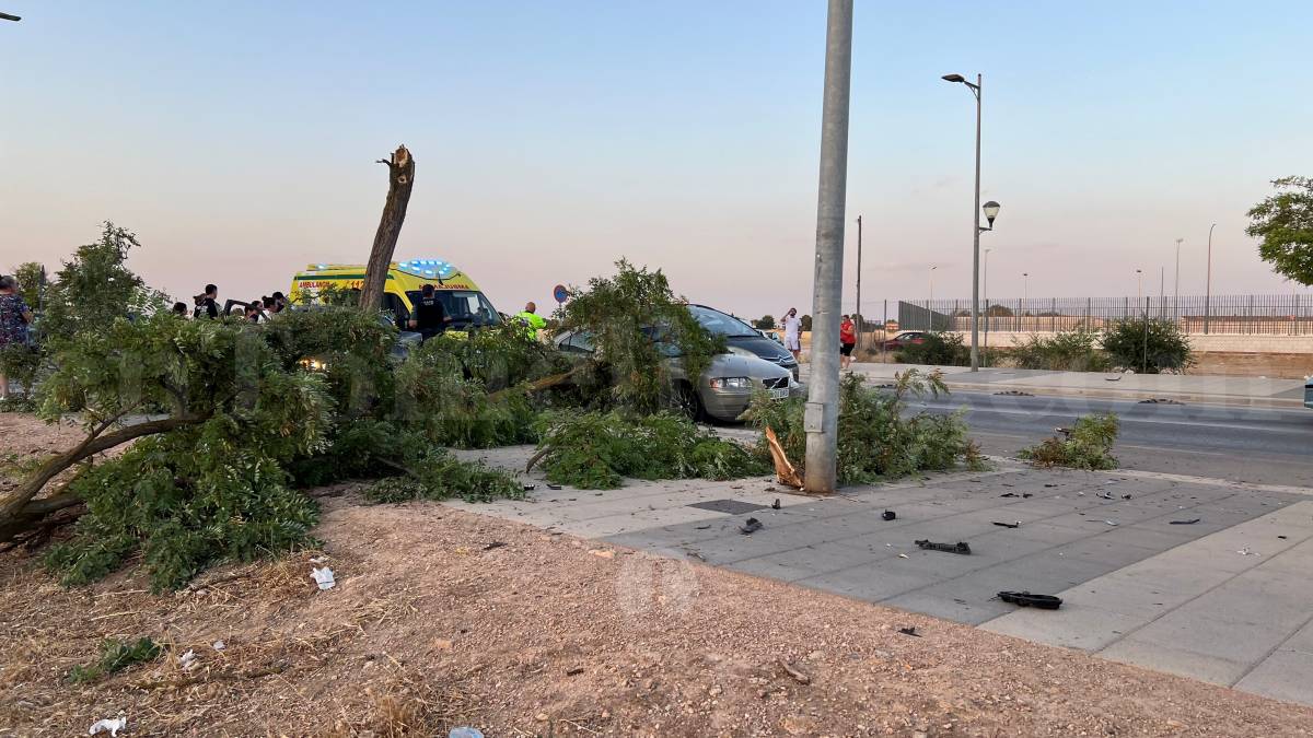 Un vehículo se empotra contra un árbol tras un accidente en la Avenida Juan Carlos I de Tomelloso