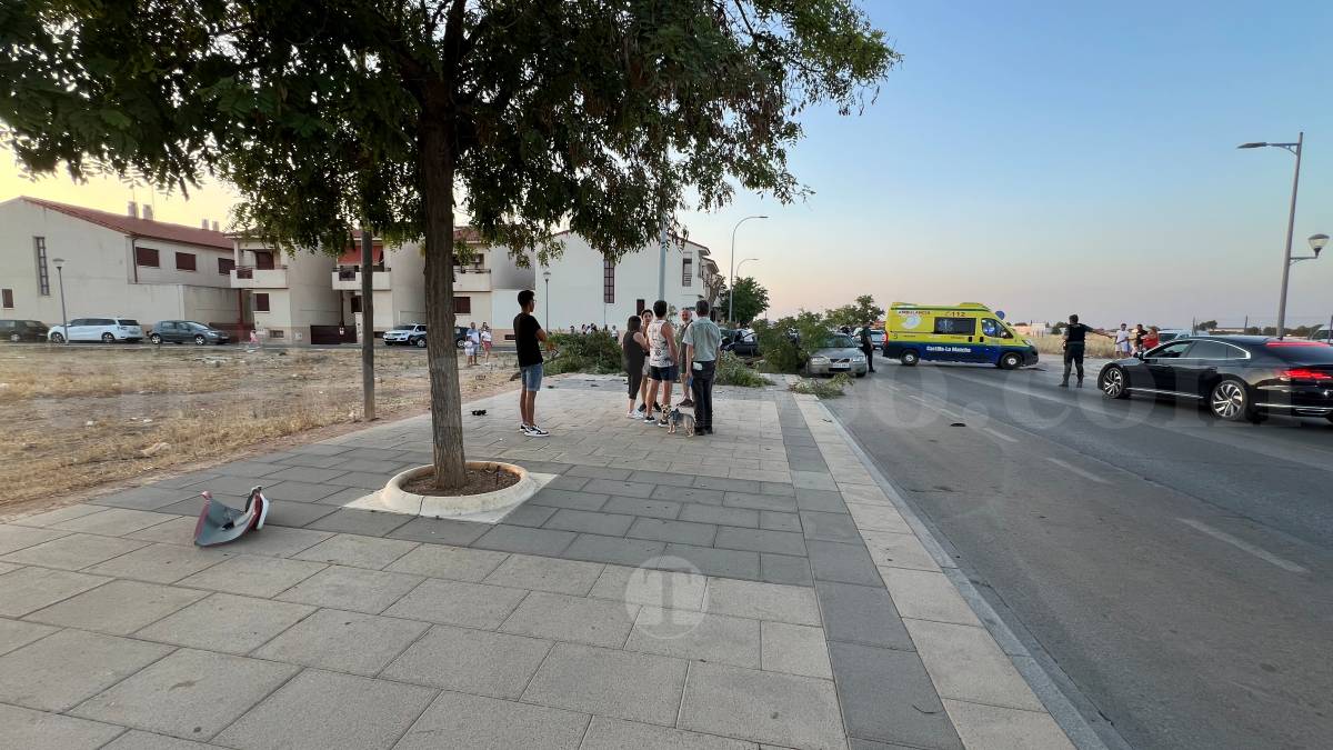 Un vehículo se empotra contra un árbol tras un accidente en la Avenida Juan Carlos I de Tomelloso