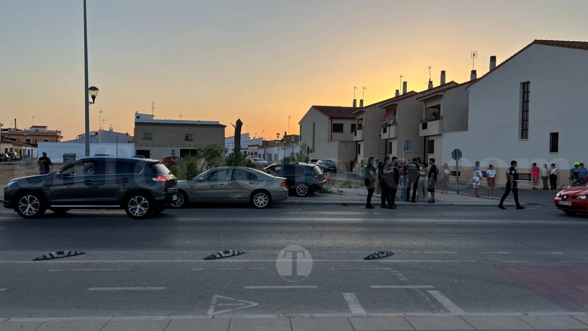 Un vehículo se empotra contra un árbol tras un accidente en la Avenida Juan Carlos I de Tomelloso