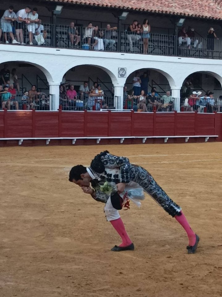 Antonio Linares abre la puerta grande de Almadén tras cortar una oreja a cada toro de su lote