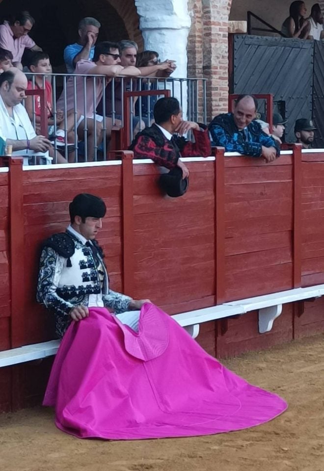 Antonio Linares abre la puerta grande de Almadén tras cortar una oreja a cada toro de su lote