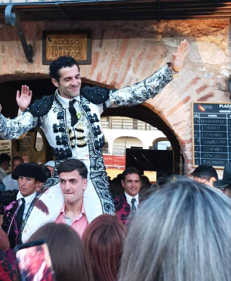 Antonio Linares abre la puerta grande de Almadén tras cortar una oreja a cada toro de su lote