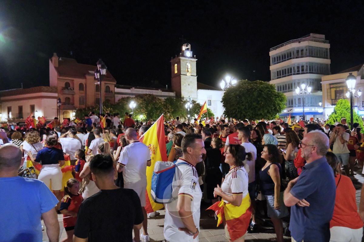 Tomelloso celebra a lo grande el Mundial de España con una Plaza de España abarrotada