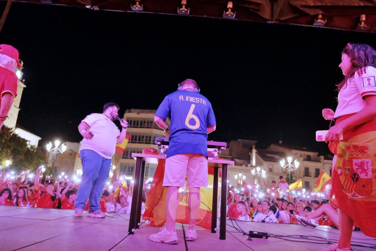 Tomelloso celebra a lo grande el Mundial de España con una Plaza de España abarrotada