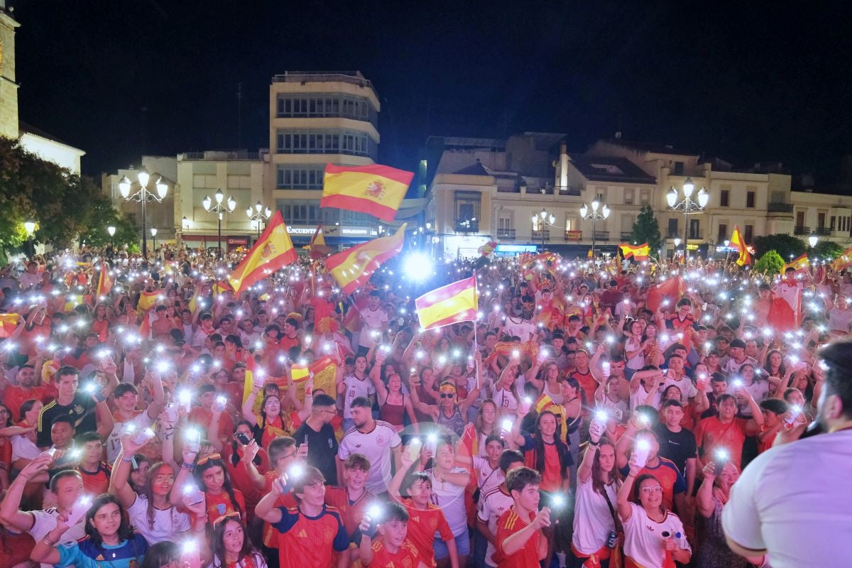 Tomelloso celebra a lo grande el Mundial de España con una Plaza de España abarrotada