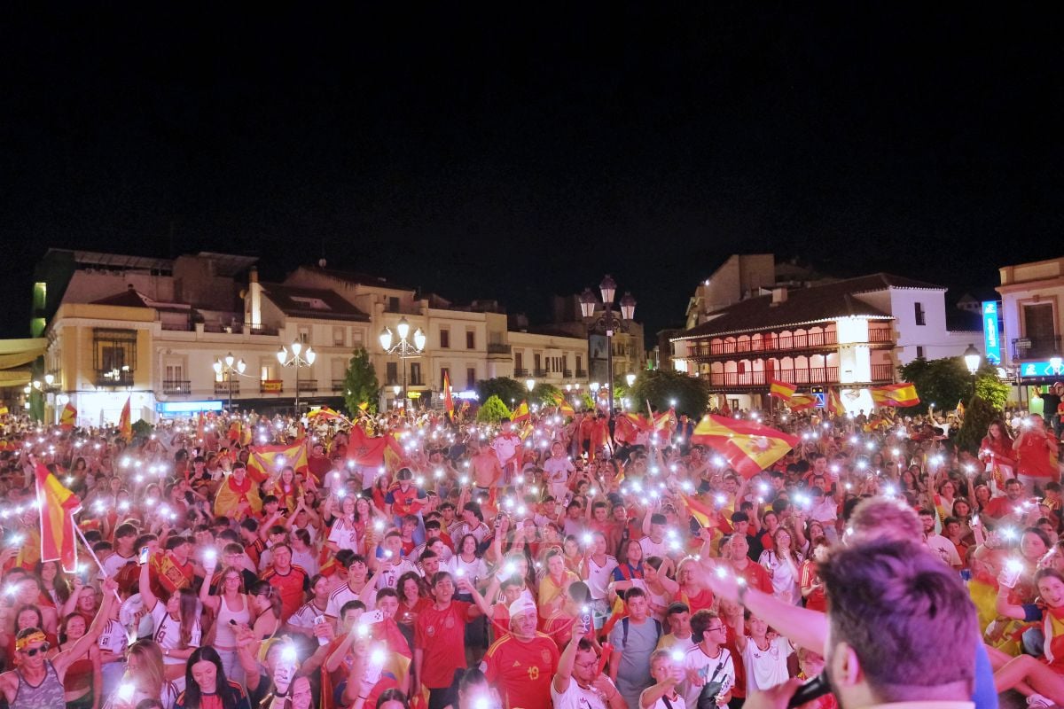 Tomelloso celebra a lo grande el Mundial de España con una Plaza de España abarrotada