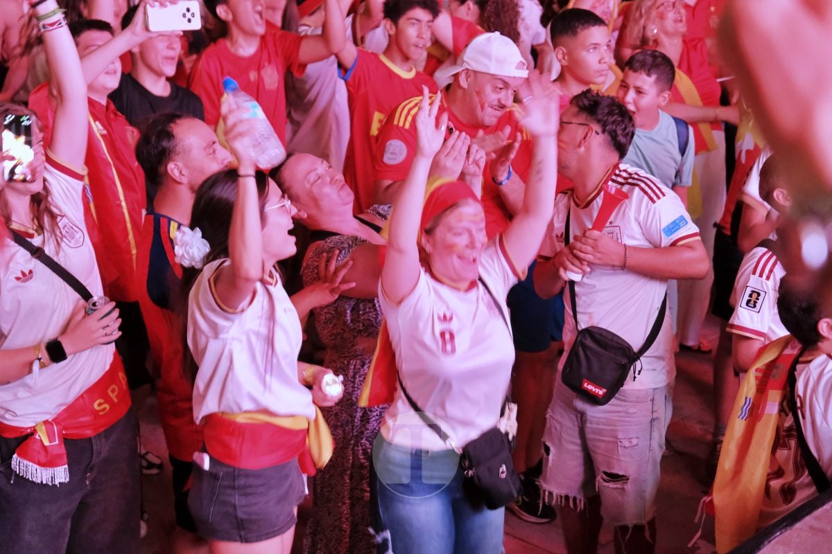 Tomelloso celebra a lo grande el Mundial de España con una Plaza de España abarrotada