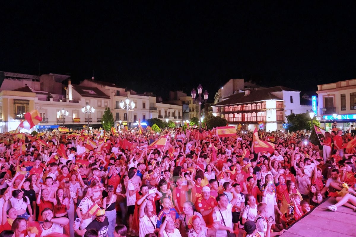 Tomelloso celebra a lo grande el Mundial de España con una Plaza de España abarrotada