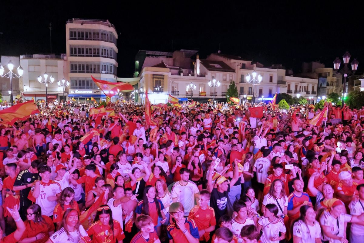 Tomelloso celebra a lo grande el Mundial de España con una Plaza de España abarrotada