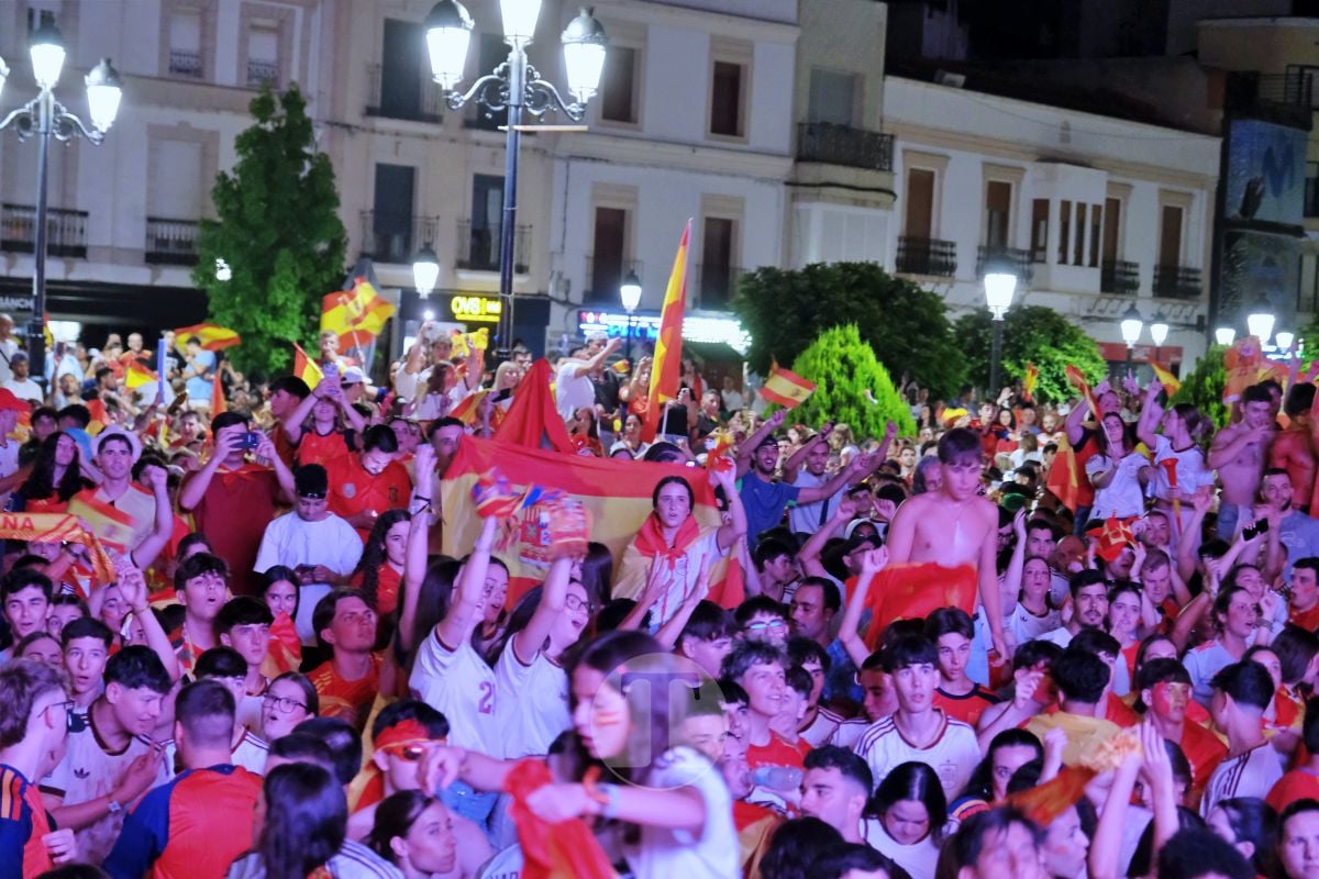 Tomelloso celebra a lo grande el Mundial de España con una Plaza de España abarrotada