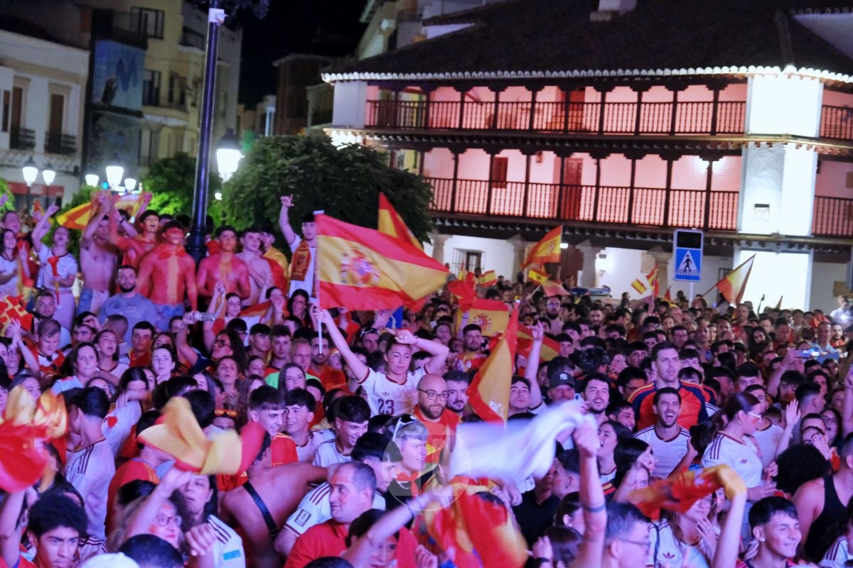 Tomelloso celebra a lo grande el Mundial de España con una Plaza de España abarrotada