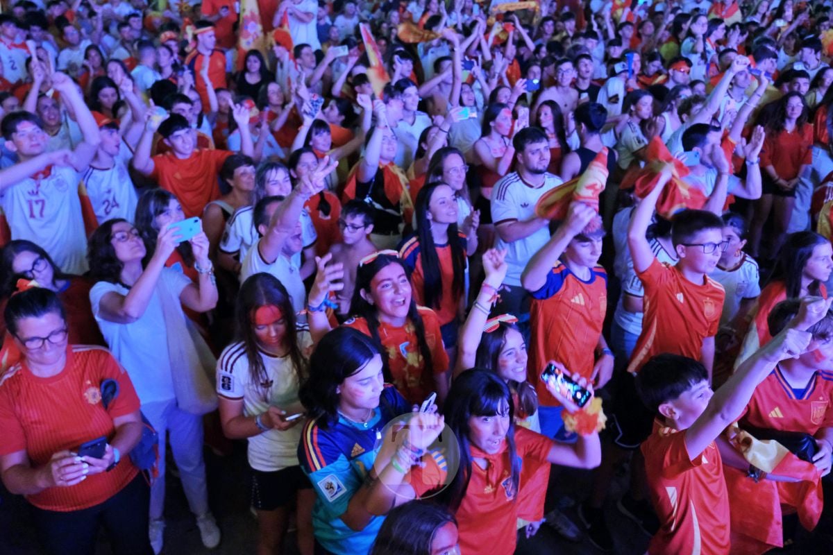 Tomelloso celebra a lo grande el Mundial de España con una Plaza de España abarrotada