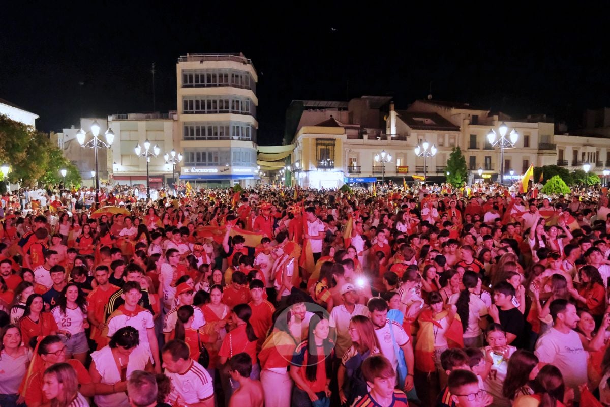 Tomelloso celebra a lo grande el Mundial de España con una Plaza de España abarrotada
