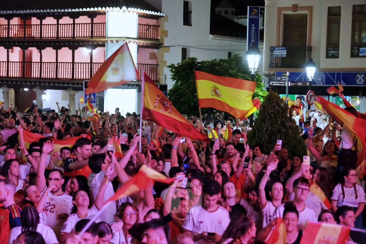 Tomelloso celebra a lo grande el Mundial de España con una Plaza de España abarrotada