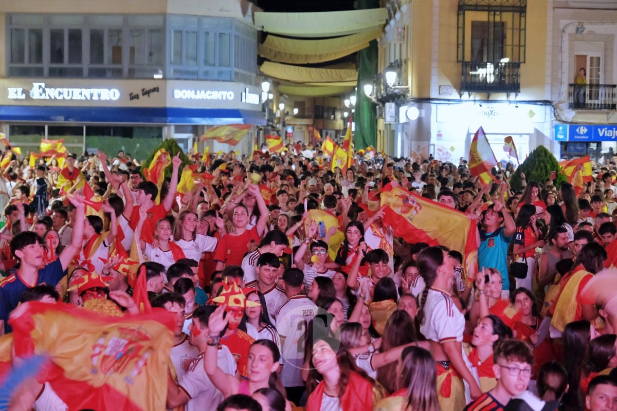 Tomelloso celebra a lo grande el Mundial de España con una Plaza de España abarrotada