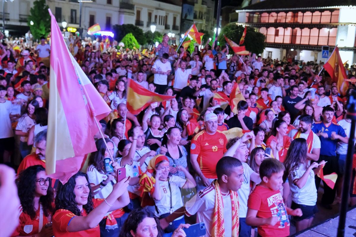 Tomelloso celebra a lo grande el Mundial de España con una Plaza de España abarrotada