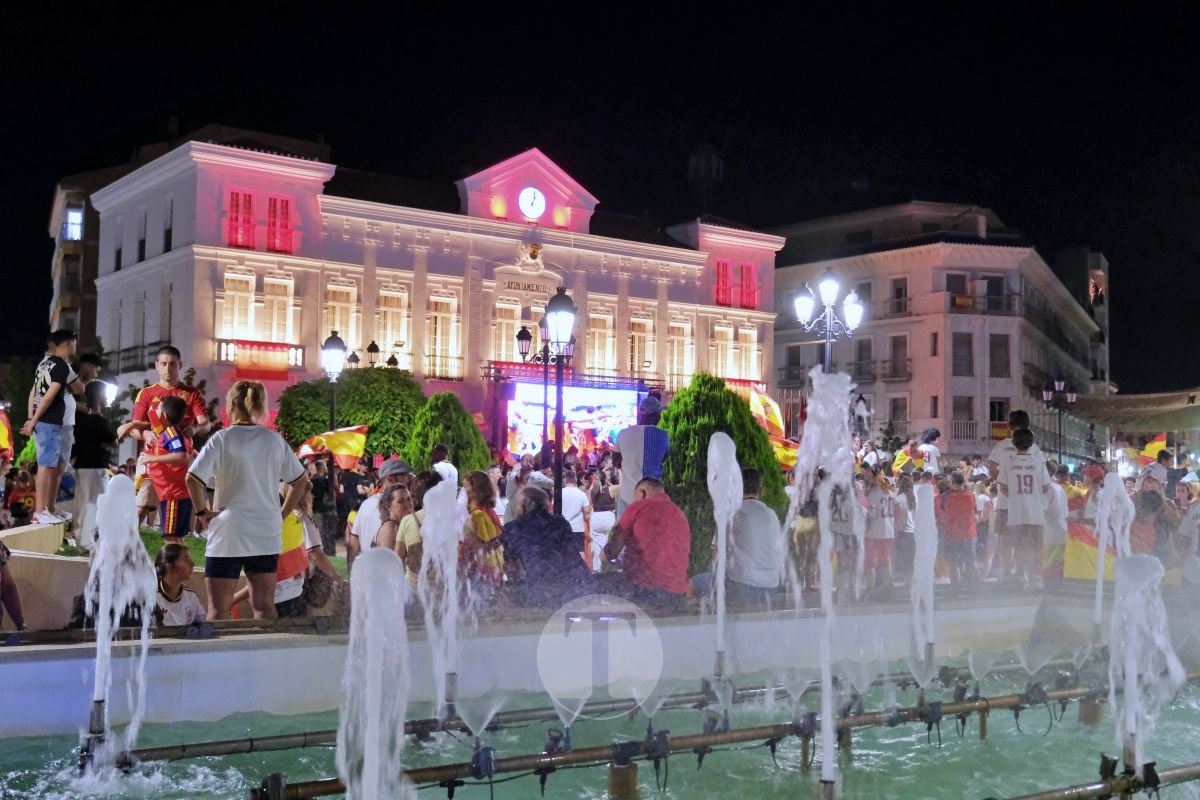 Tomelloso celebra a lo grande el Mundial de España con una Plaza de España abarrotada