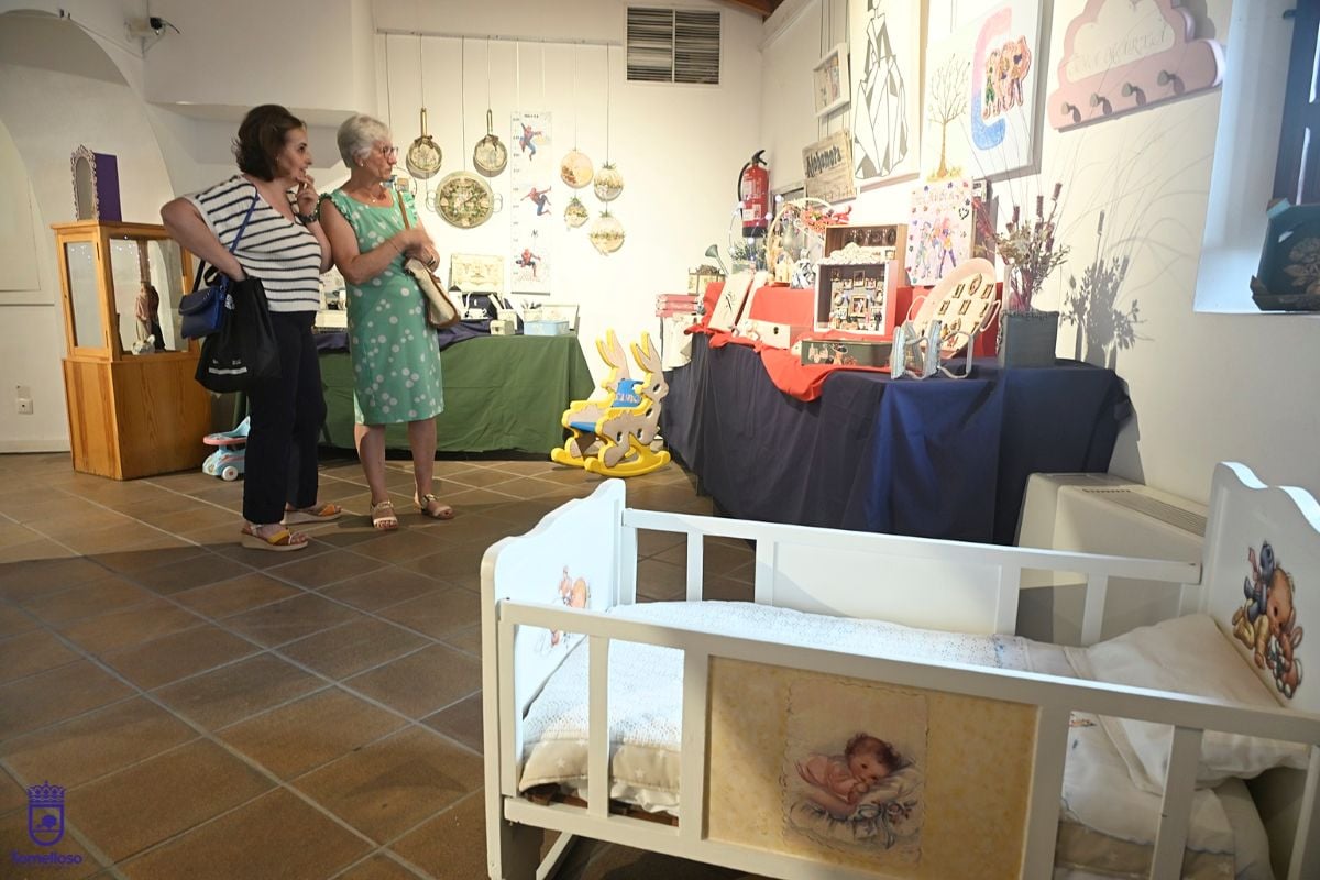 Tapicería, manualidades y creatividad en la exposición de los talleres de Acción Comunitaria en Tomelloso