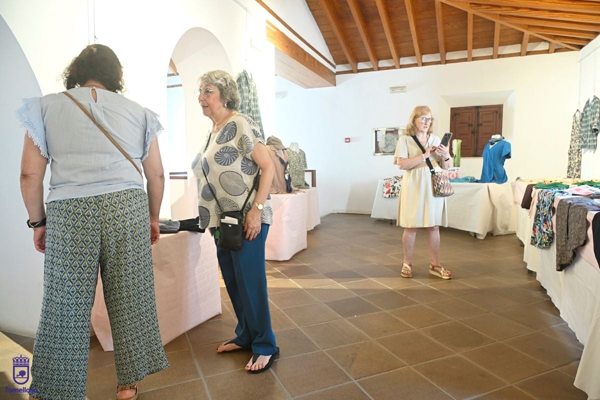 Tapicería, manualidades y creatividad en la exposición de los talleres de Acción Comunitaria en Tomelloso